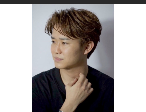 フェザーパーマセンターパートで軽さと色気を両立