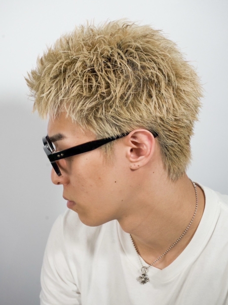 〔男らしさと色気を両立！かきあげ金髪スパイキー〕
