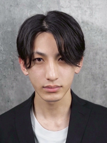 大人の余裕を生むナチュラルセンターパート