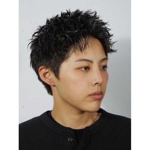 スパイキーショートで躍動感のある男らしさを