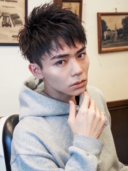 【束感ショートで立体感のある洗練スタイルに】