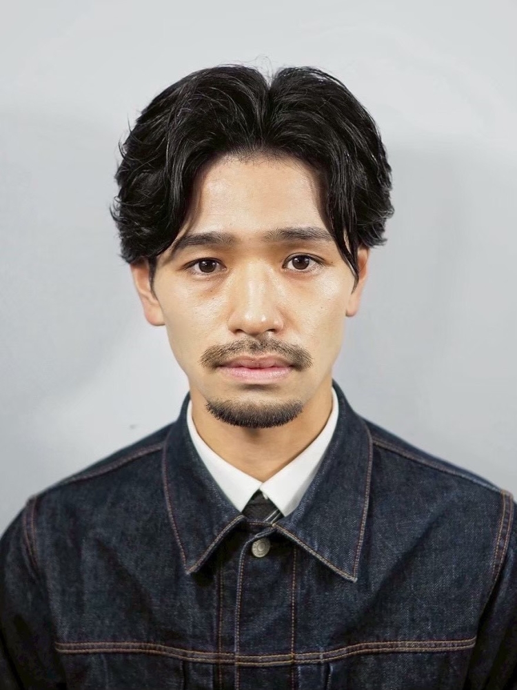 大人の色気を演出するセンターパート