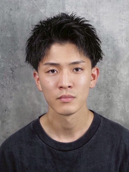 刈り上げスパイキーショートでキレのある男に。