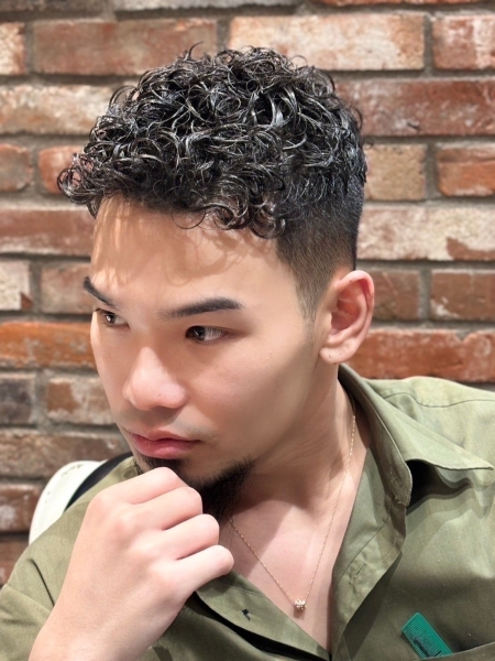 ショートパーマでつくる大人の余裕と立体感