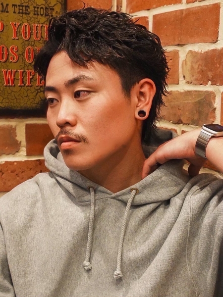 ツイストアップバングで作るシャープな印象