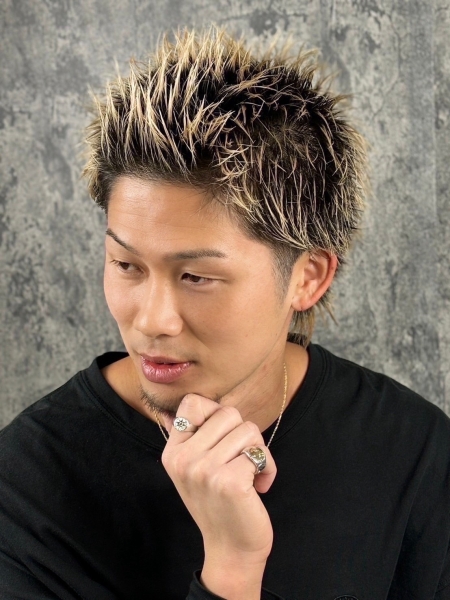 圧倒的存在感！金髪スパイキー