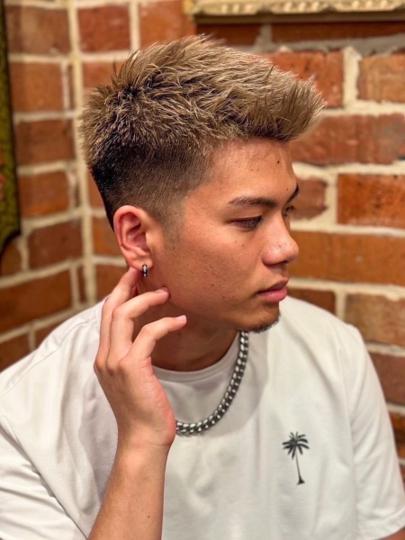  軽さとキレを出す明るめアップバング