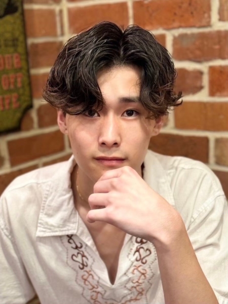 束感が映えるフェザーパーマ