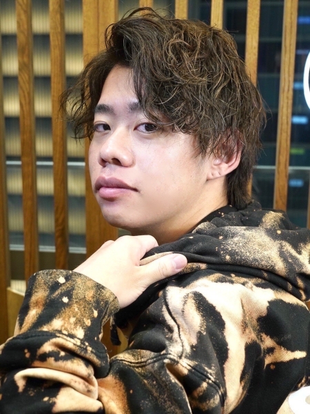 男らしさ際立つツイスパアップバング
