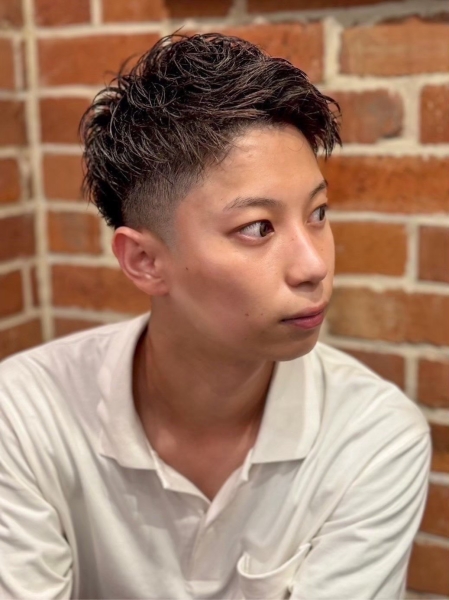 爽やかさ際立つアップバング