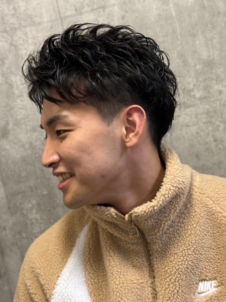 大人の余裕を演出するビジネスショートパーマ