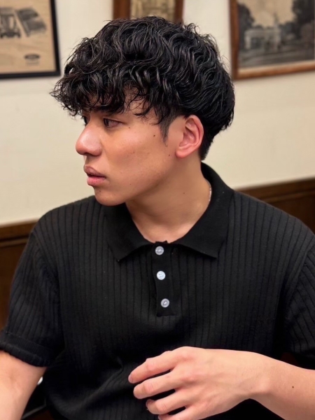 くっきり束感のスペインカールで色気をプラス