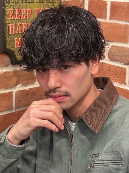 今人気の波巻きシャドウパーマ