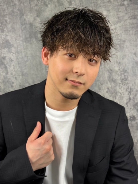 今人気の波巻きツイスパヘア