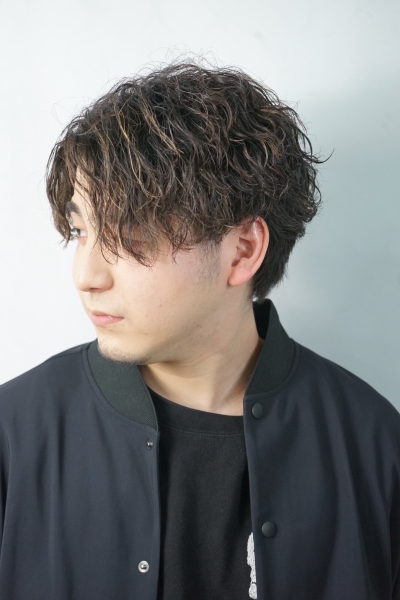 大人っぽく仕上げるゆるめツイストスパイラル