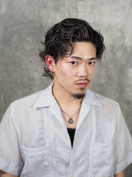 色気パーマで魅せる大人の七三ウェットヘア