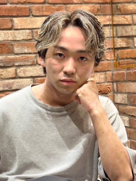 大人の色気が漂うハイライトセンターパート