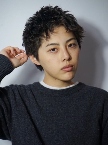 フレンチショートの洒落感。無造作カールで魅せるニュートラルヘア