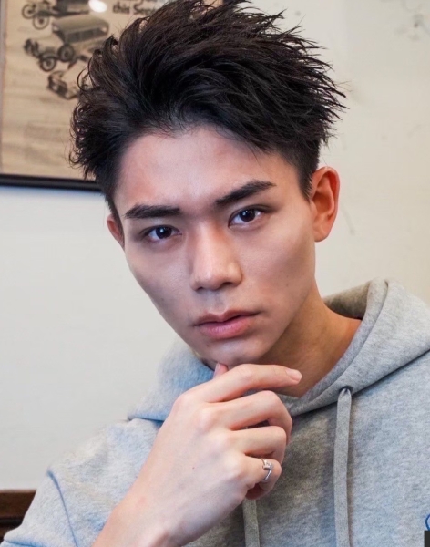 爽やかアップバングスタイル