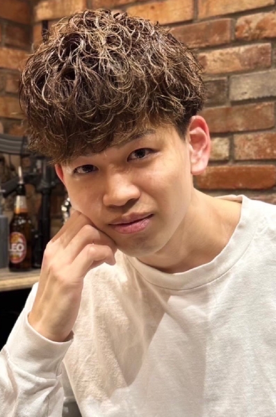 柔らかい印象を作る緩めマッシュパーマ