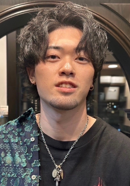 爽やか色気のアップバングスタイル