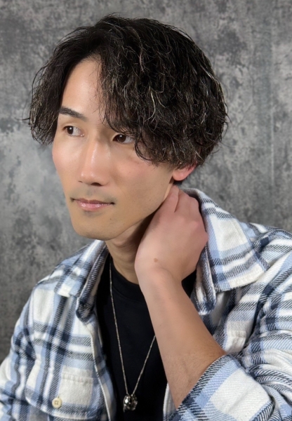 爽やかさと色気を両立させるツイスパアップバング