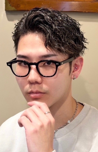 動きと立体感を引き立つショートスタイル