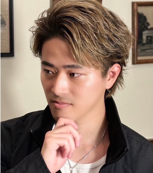 柔らかい余裕を演出するかきあげパーマ