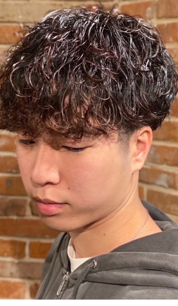 柔らかい動きで見せる波巻きパーマ