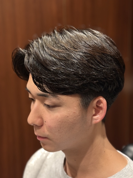 短髪でも柔らかく見せる“質感操作パーマ”