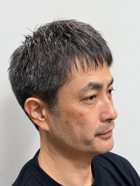 40代50代の清潔感ある髪型｜田町・三田のおじさんツーブロック／白髪を活かす短髪とナチュラルな刈り上げ