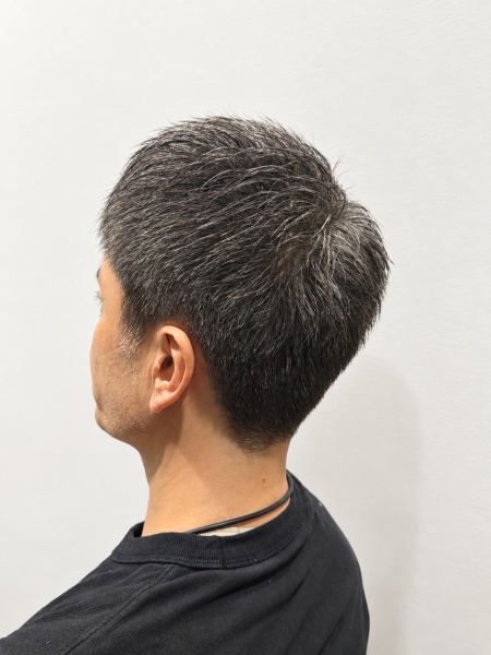 40代50代の後ろ姿が整う髪型|田町・三田のおじさんツーブロック/白髪を活かす襟足の刈り上げメンズショート