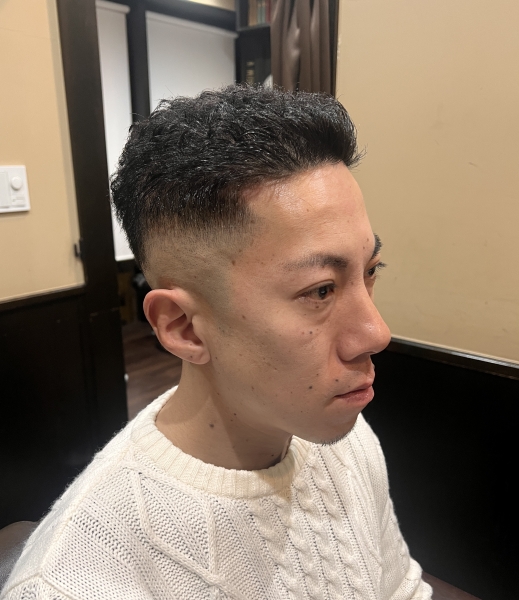 短髪でも動く「スキンフェード×アイロンパーマ」