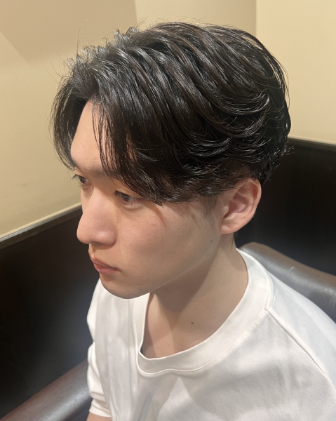 やわらかく動く「センター分けニュアンスパーマ」