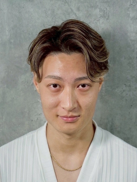 自然体がかっこいい。柔らかセンターパート