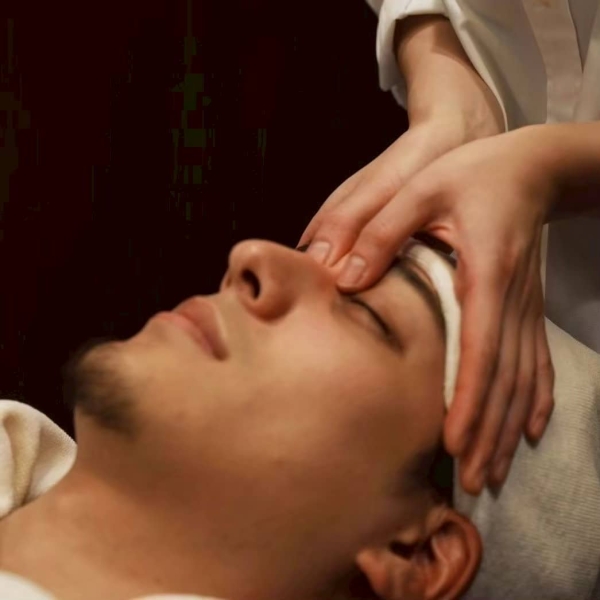 デスクワークのお疲れ顔に