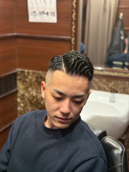 清潔感とシャープさが際立つヘアスタイル