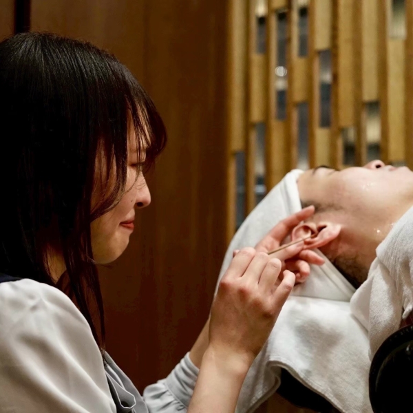 プロの手で味わう極上耳掃除体験