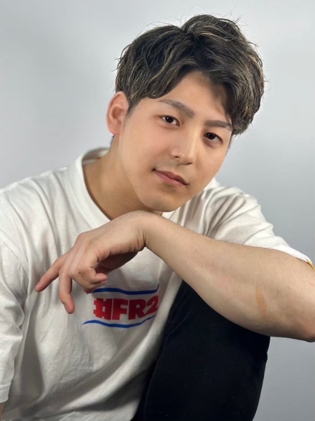 大人の色気と清潔感を両立！七三スタイルで魅せる男