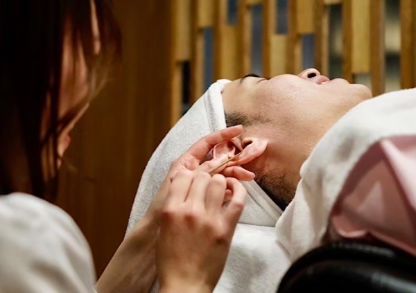 大人の男がはまる極上耳掃除体験