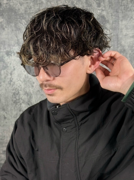 自然な抜け感をつくる“ゆるめのスペインカール”