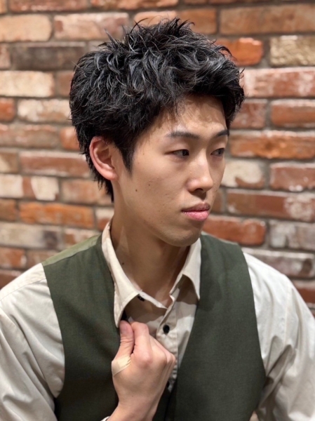 動きで魅せるスパイキーパーマ