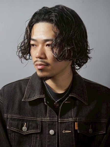 センターパート×ウェーブで魅せる色気たっぷりの大人ミディアム