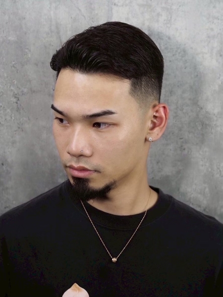 清潔感と男らしさが際立つクラシックフェードスタイル】