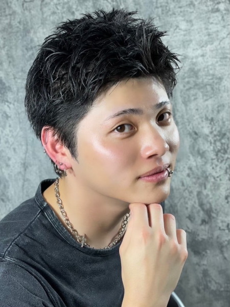 タイトショートでつくるクールで爽やかな大人スタイル