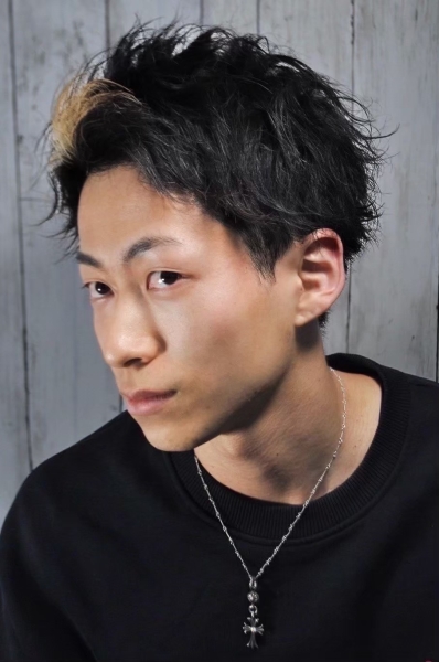 アクセントカラーが映える無造作ショート