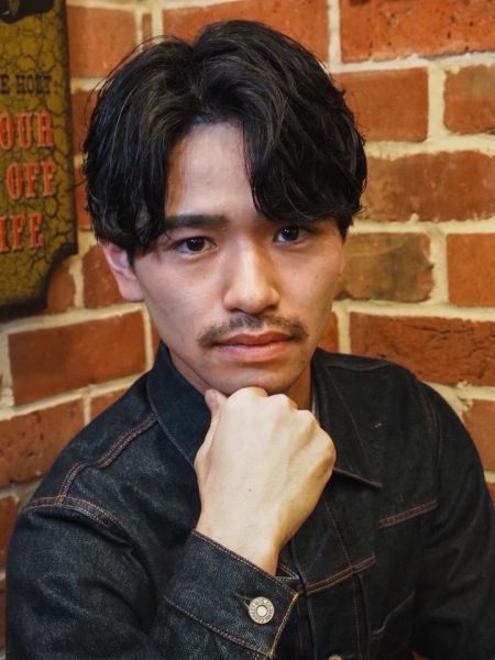 大人のセンターパートでつくる色気と落ち着き