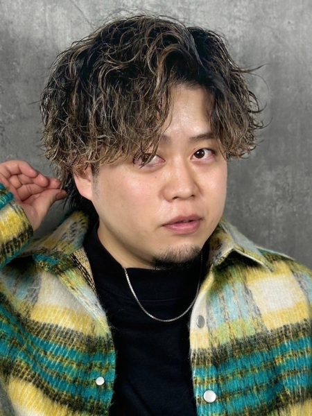 くせ毛風ウェーブ×質感カラーでつくる立体感たっぷり大人マッシュ