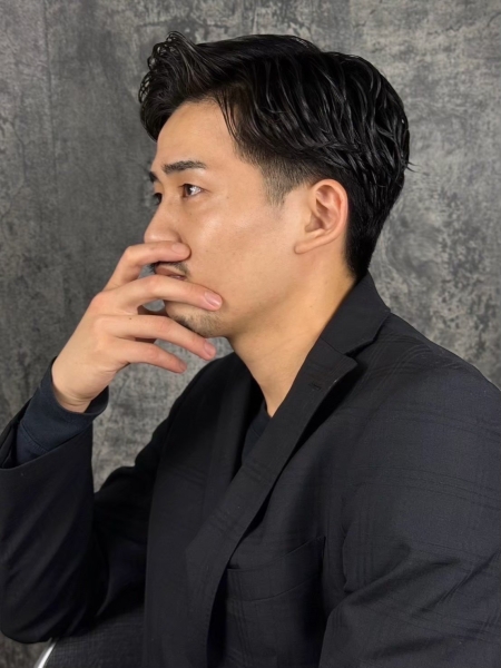 タイトで魅せる大人のオールバックスタイル