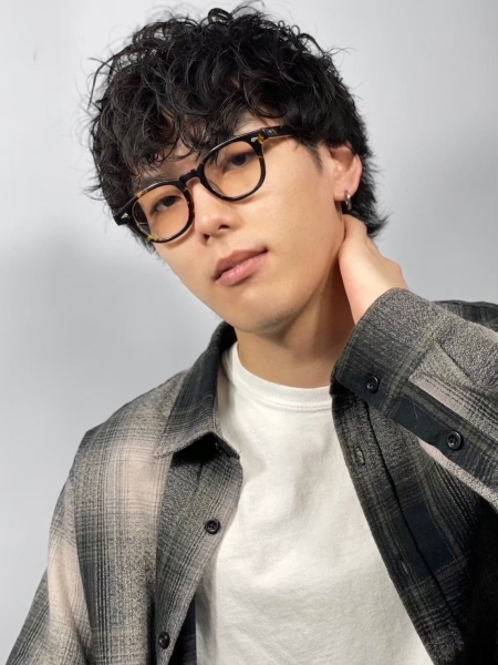 柔らかパーマでつくる“こなれメガネ男子スタイル”